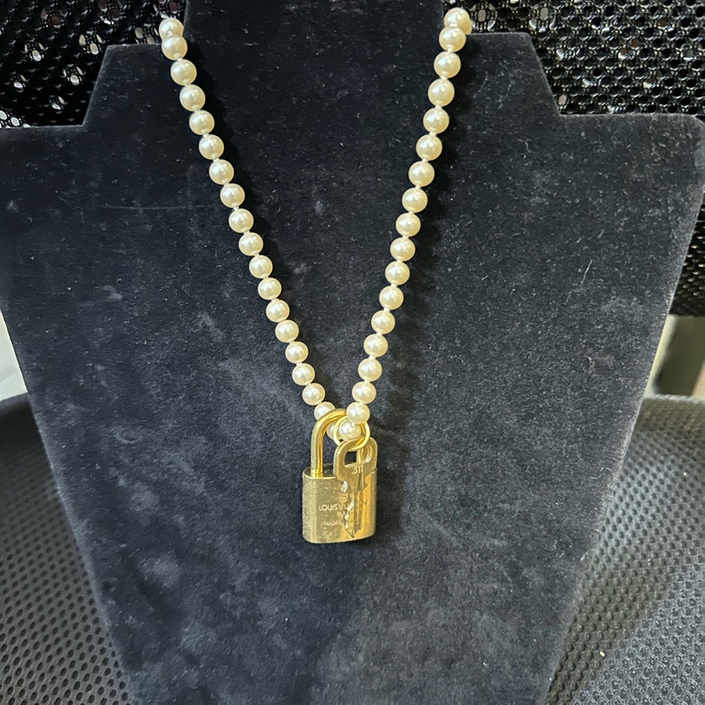 🧚🏽Louis Vuitton Gold and Cream Necklace with Engraved Pendant #311